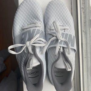 Nike Renews Never been worn! 8 1/2